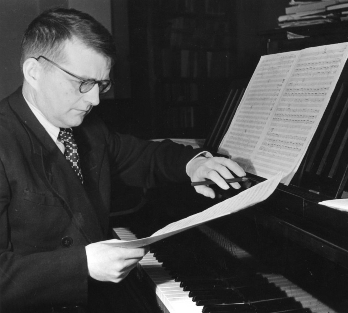 Почему симфонию назвали ленинградской. Dmitrii Shostakovich. Шостакович портрет.